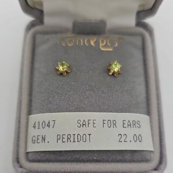NWT Peridot Post Earrings Goldtone Hardware - Picture 1 of 2